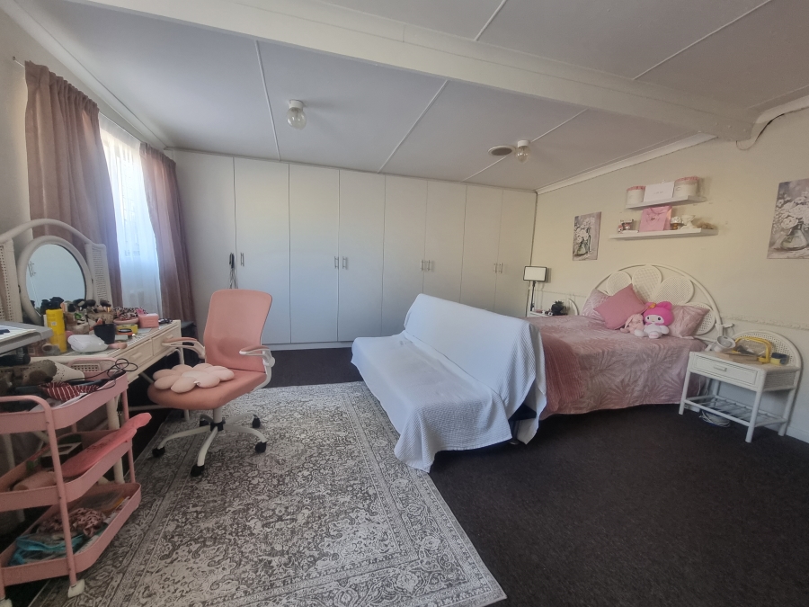 6 Bedroom Property for Sale in Heiderand Western Cape